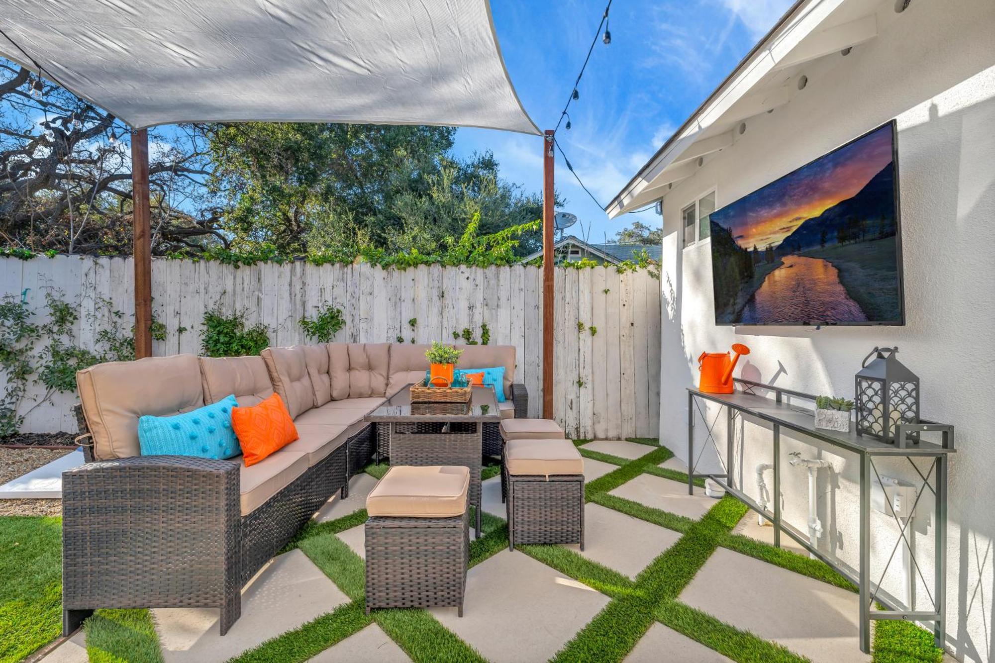 Cozy Cottage, Brand New, Fully Private, Walk To Everything Holiday home *