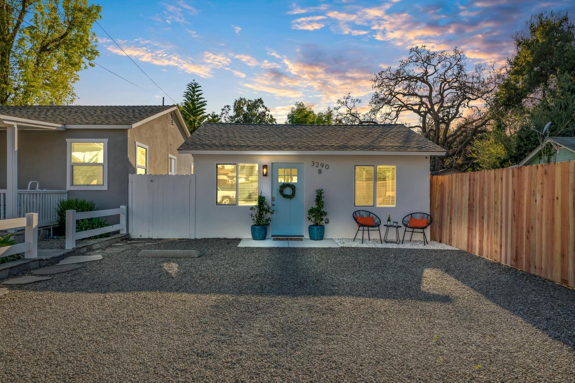 Cozy Cottage, Brand New, Fully Private, Walk To Everything Holiday home *