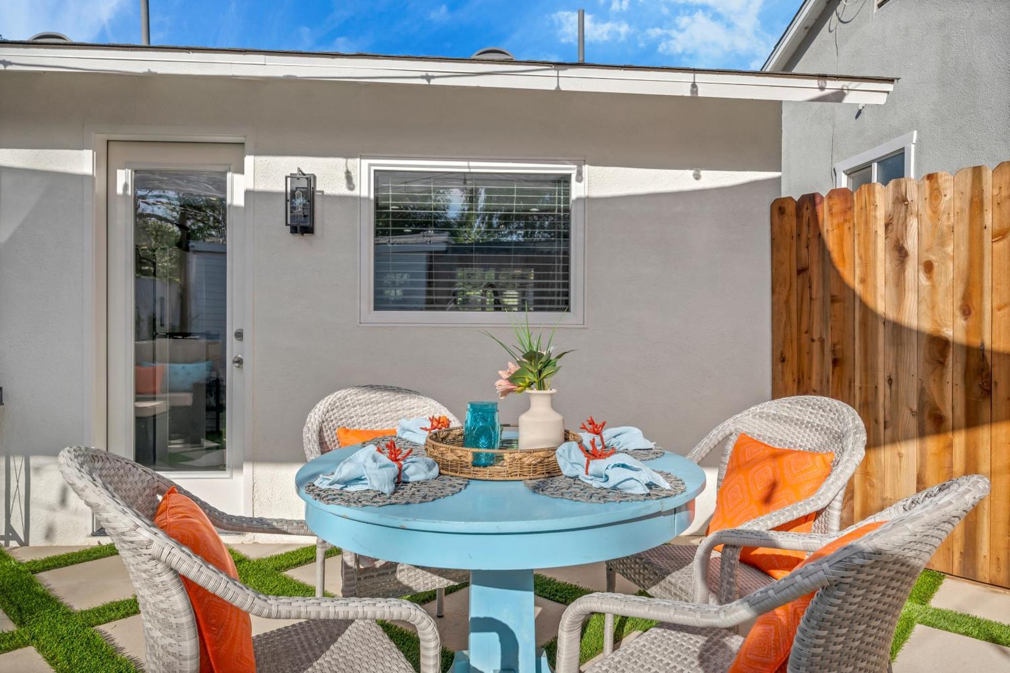 Cozy Cottage, Brand New, Fully Private, Walk To Everything Holiday home Thousand Oaks