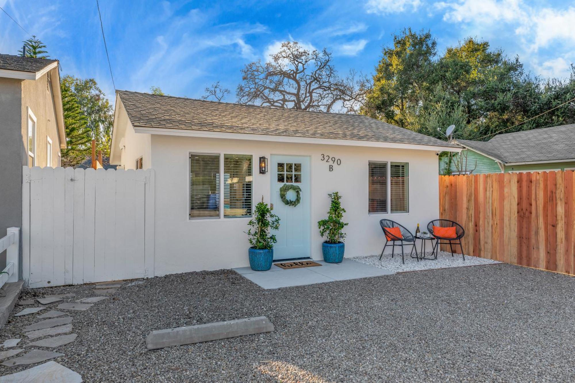 Cozy Cottage, Brand New, Fully Private, Walk To Everything Holiday home
