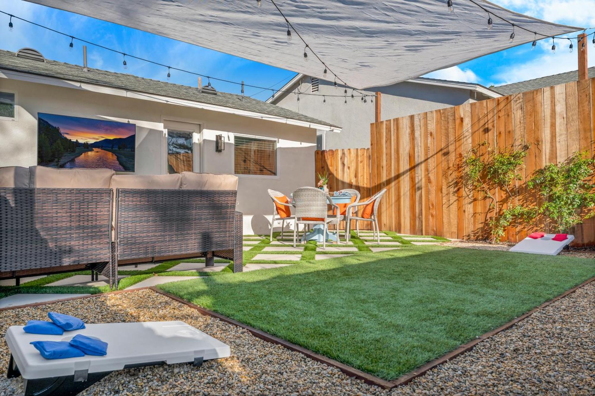 Cozy Cottage, Brand New, Fully Private, Walk To Everything Holiday home Thousand Oaks
