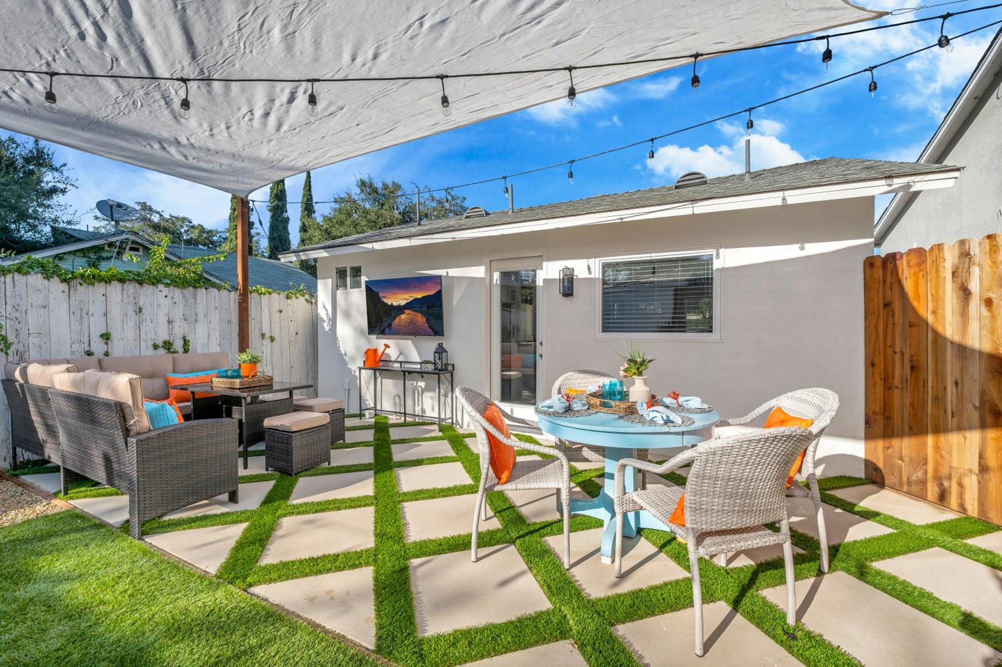 Cozy Cottage, Brand New, Fully Private, Walk To Everything Holiday home Thousand Oaks