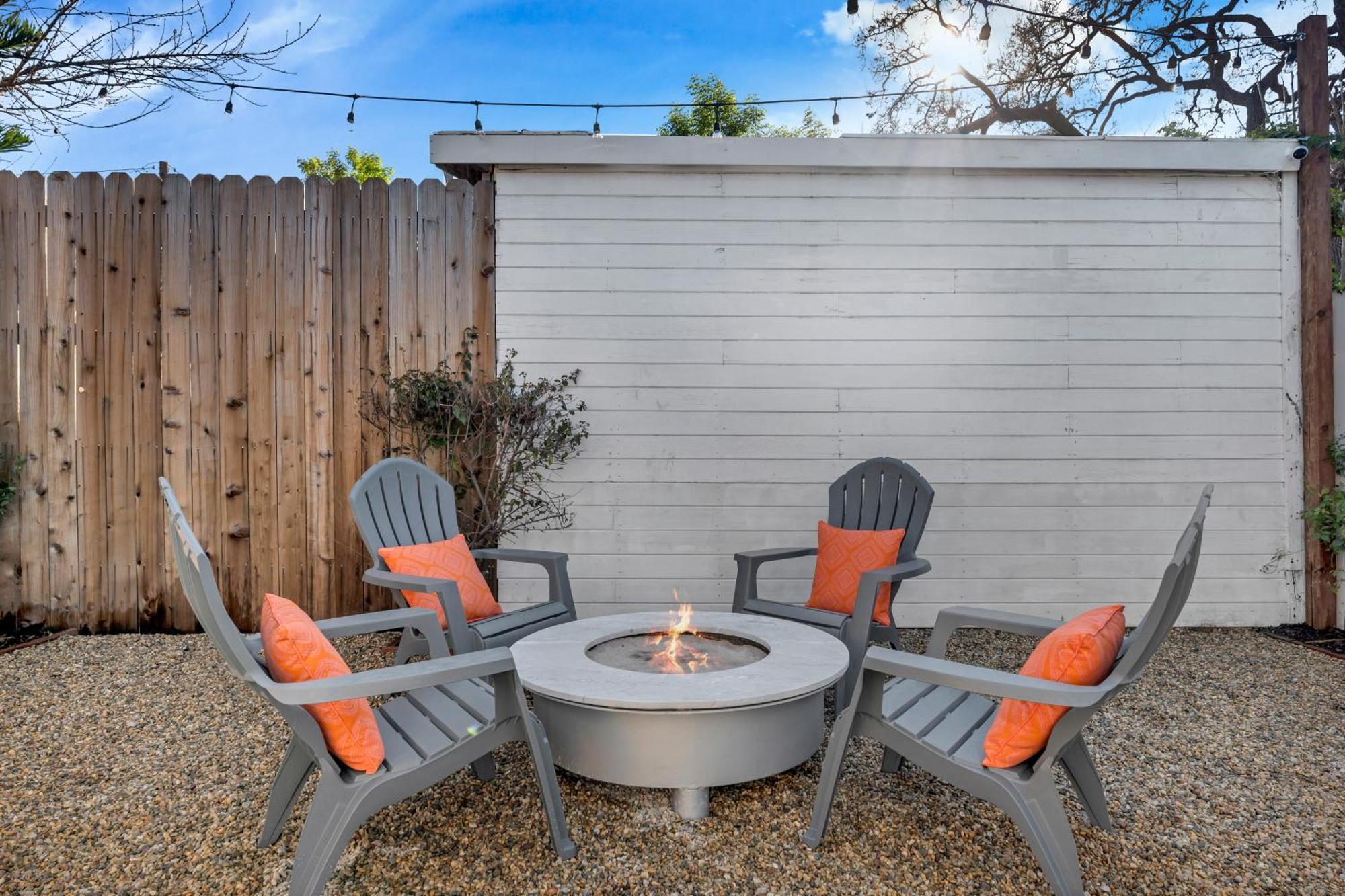 Cozy Cottage, Brand New, Fully Private, Walk To Everything *