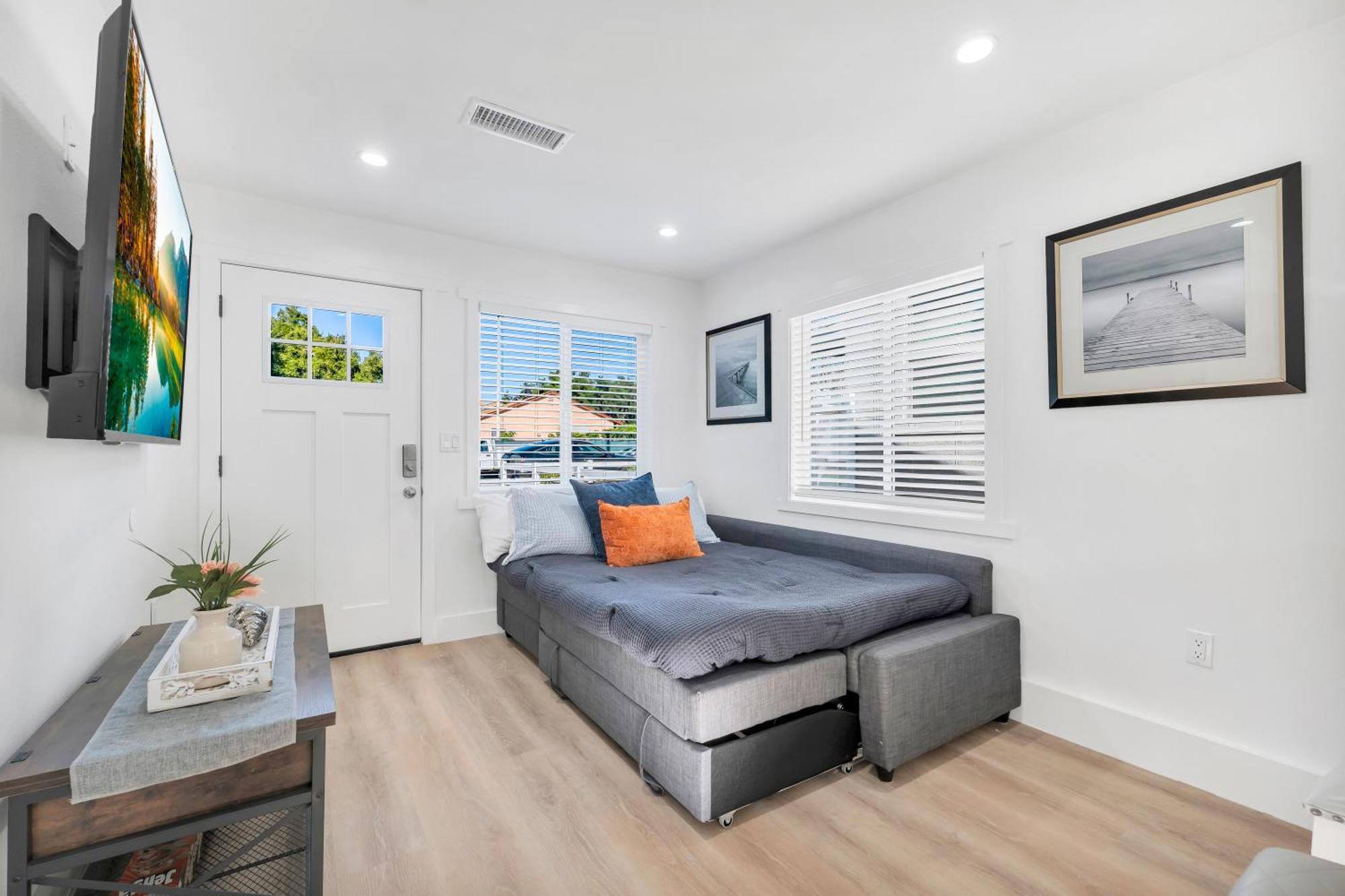 Holiday home Cozy Cottage, Brand New, Fully Private, Walk To Everything Thousand Oaks