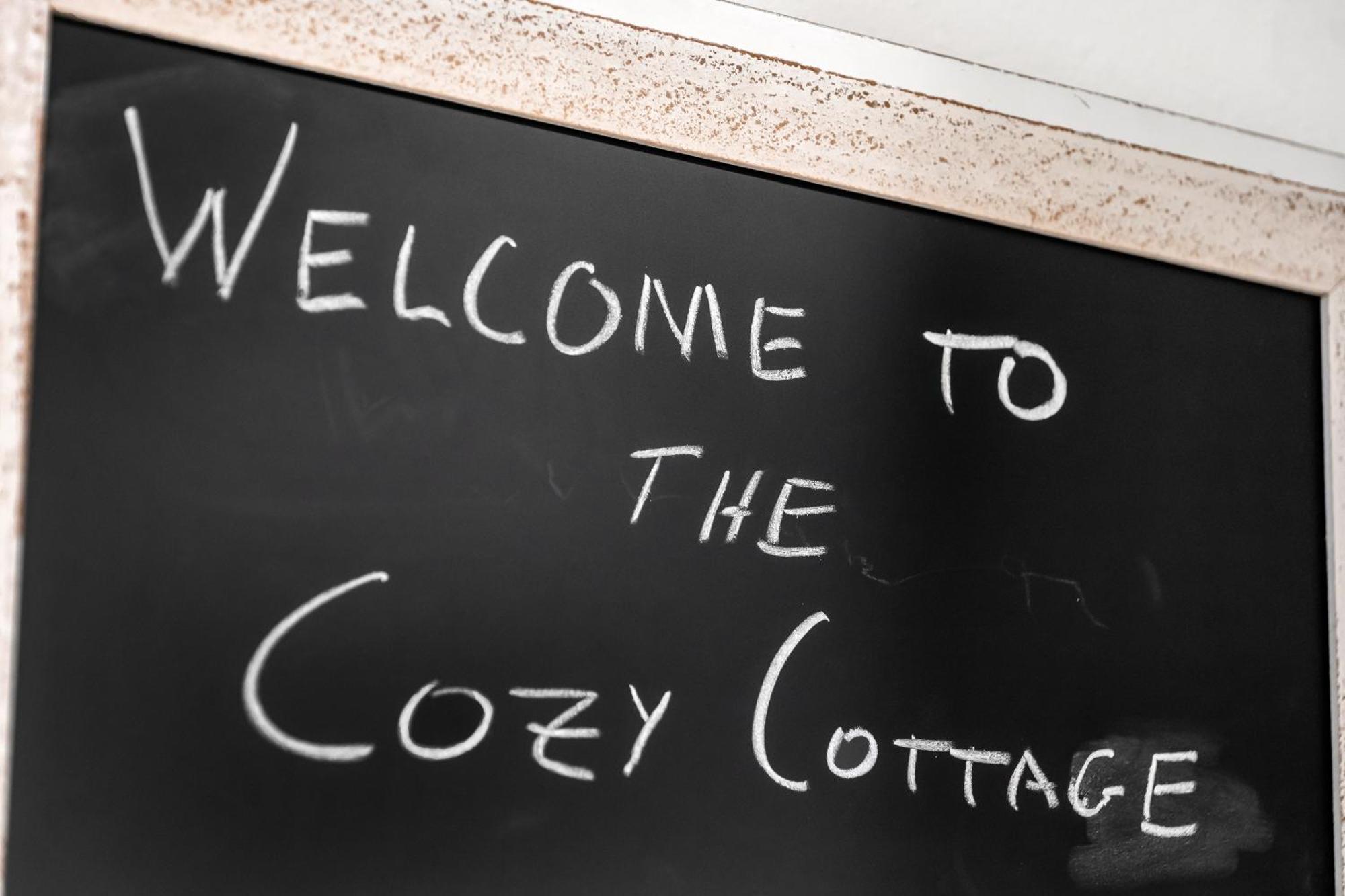 Cozy Cottage, Brand New, Fully Private, Walk To Everything Holiday home *