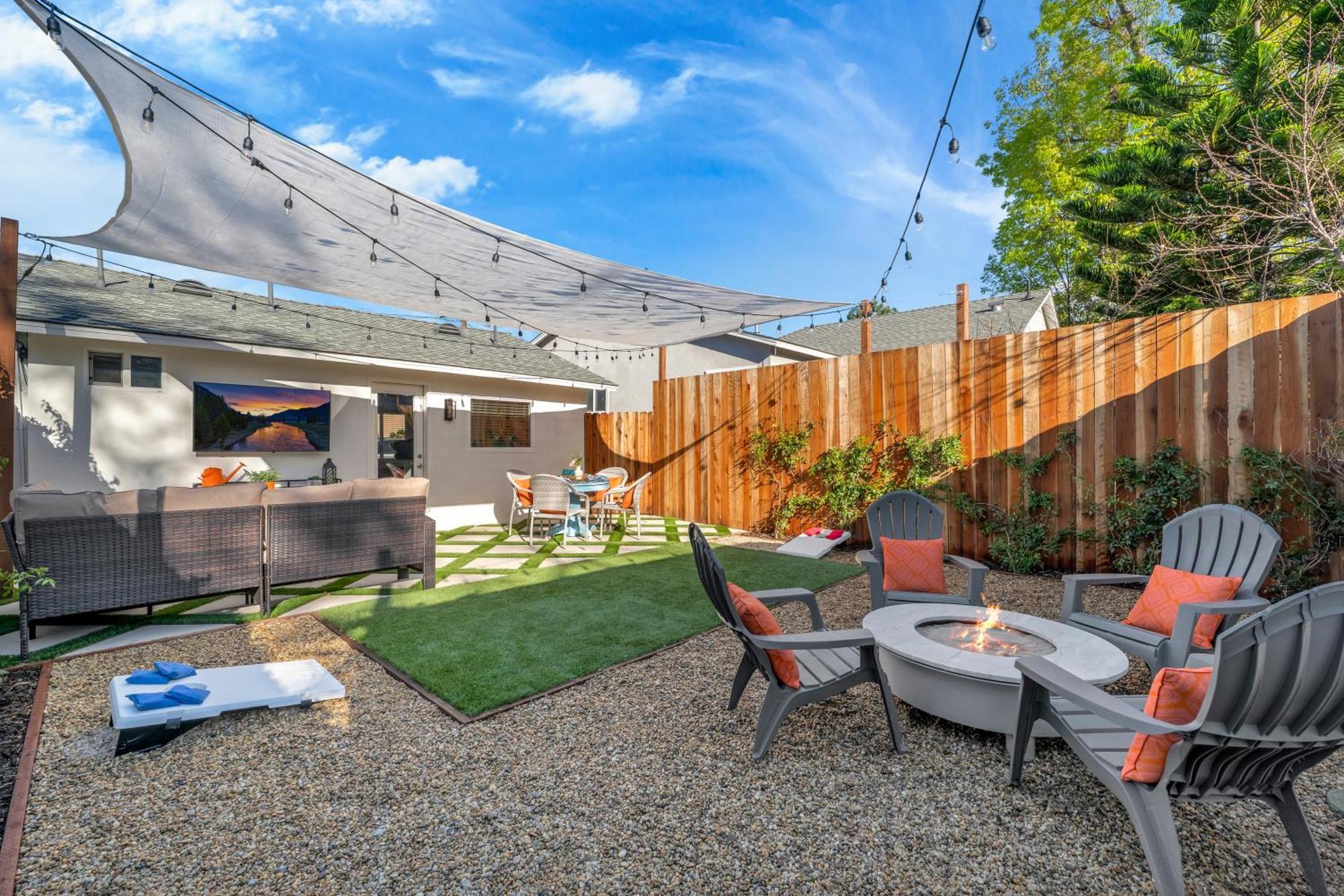 Cozy Cottage, Brand New, Fully Private, Walk To Everything Holiday home Thousand Oaks