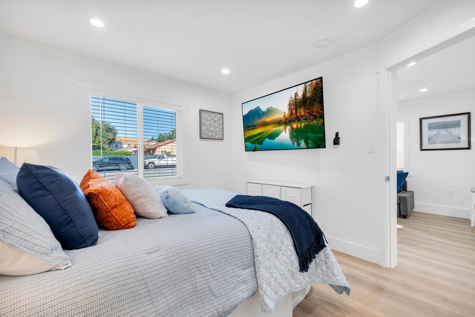 Cozy Cottage, Brand New, Fully Private, Walk To Everything