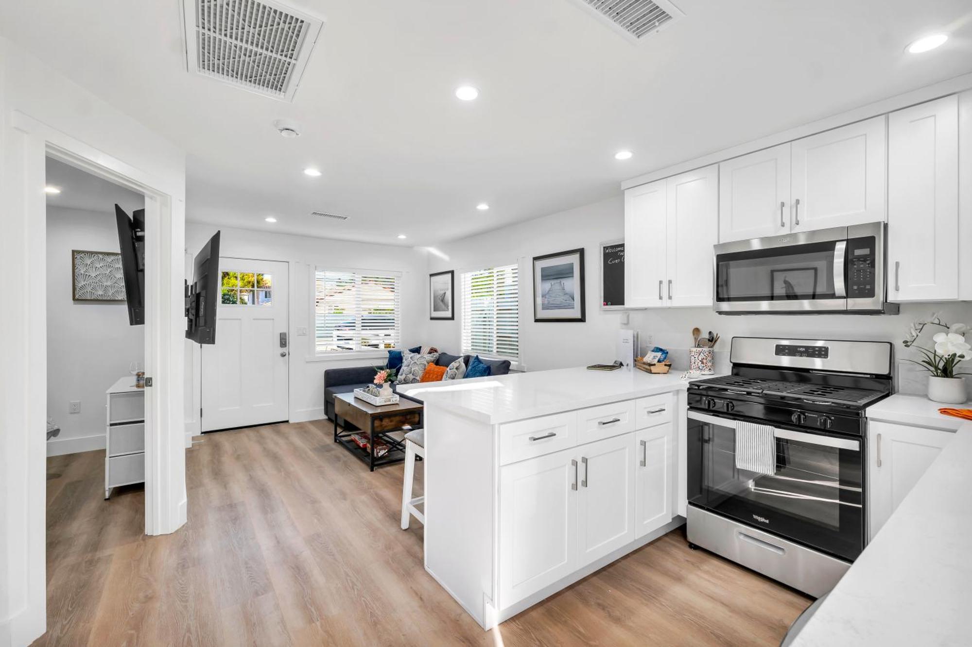 Cozy Cottage, Brand New, Fully Private, Walk To Everything *