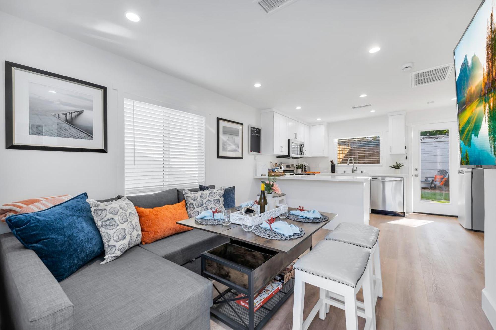 Cozy Cottage, Brand New, Fully Private, Walk To Everything Thousand Oaks