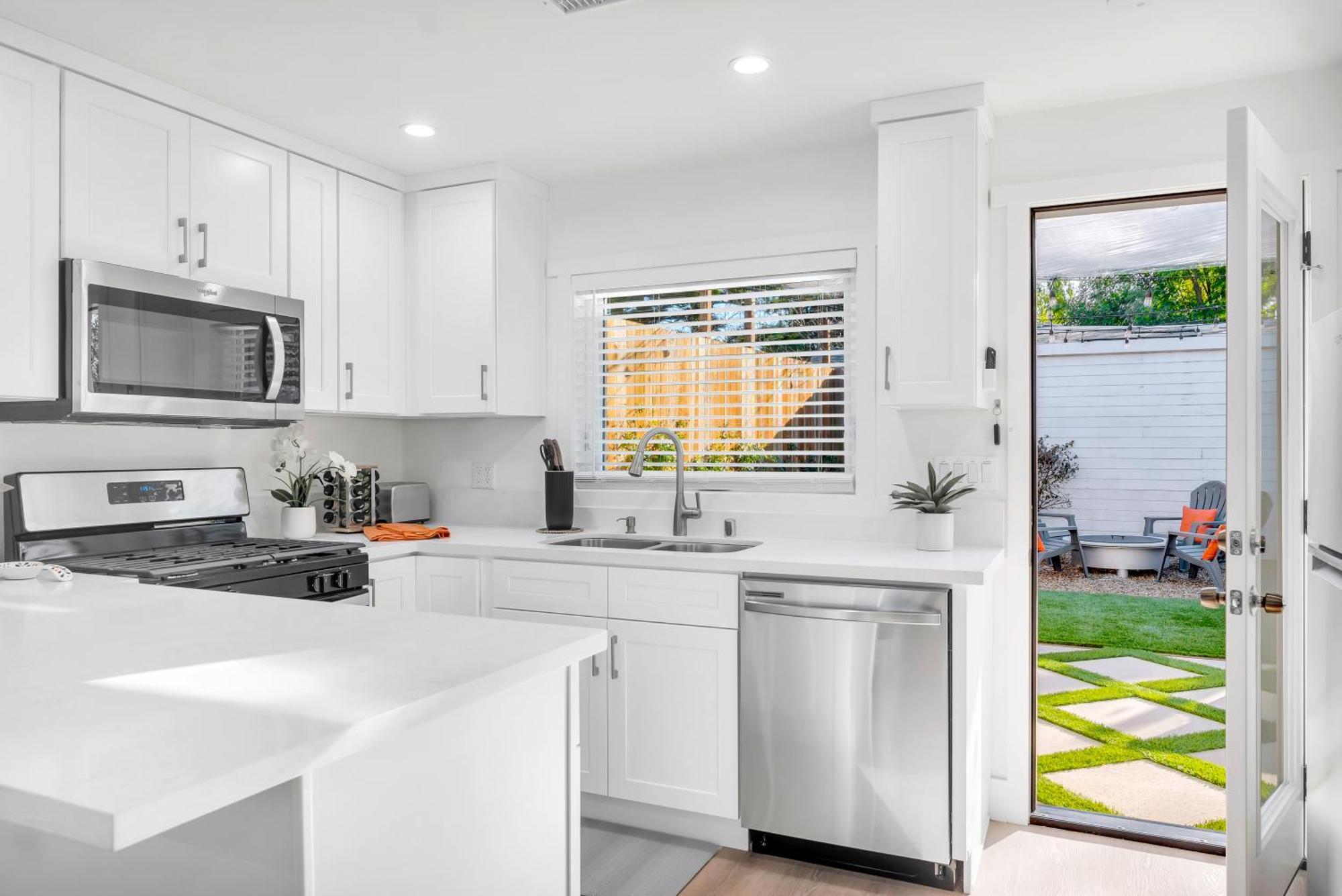 Cozy Cottage, Brand New, Fully Private, Walk To Everything *