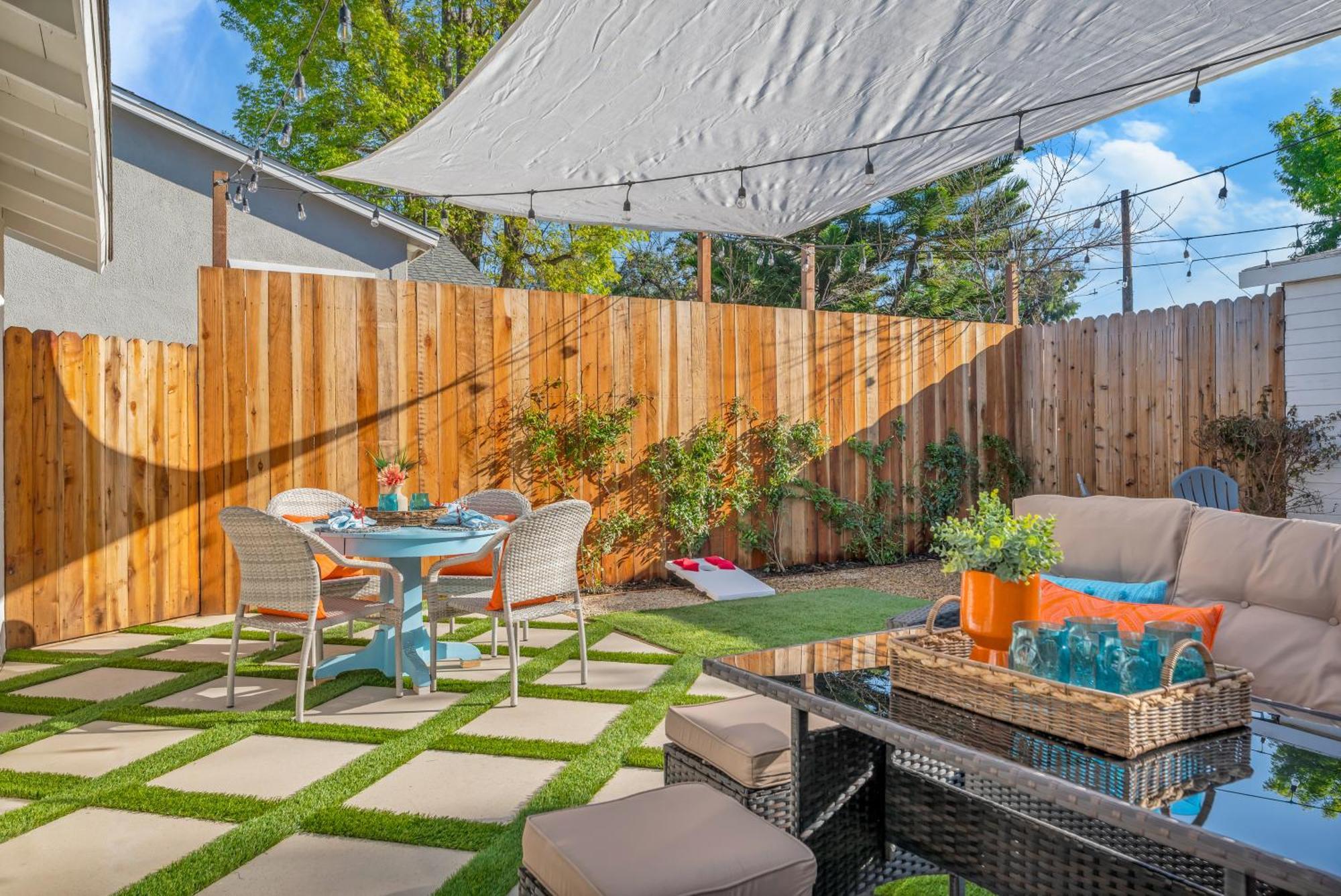 Cozy Cottage, Brand New, Fully Private, Walk To Everything Holiday home *