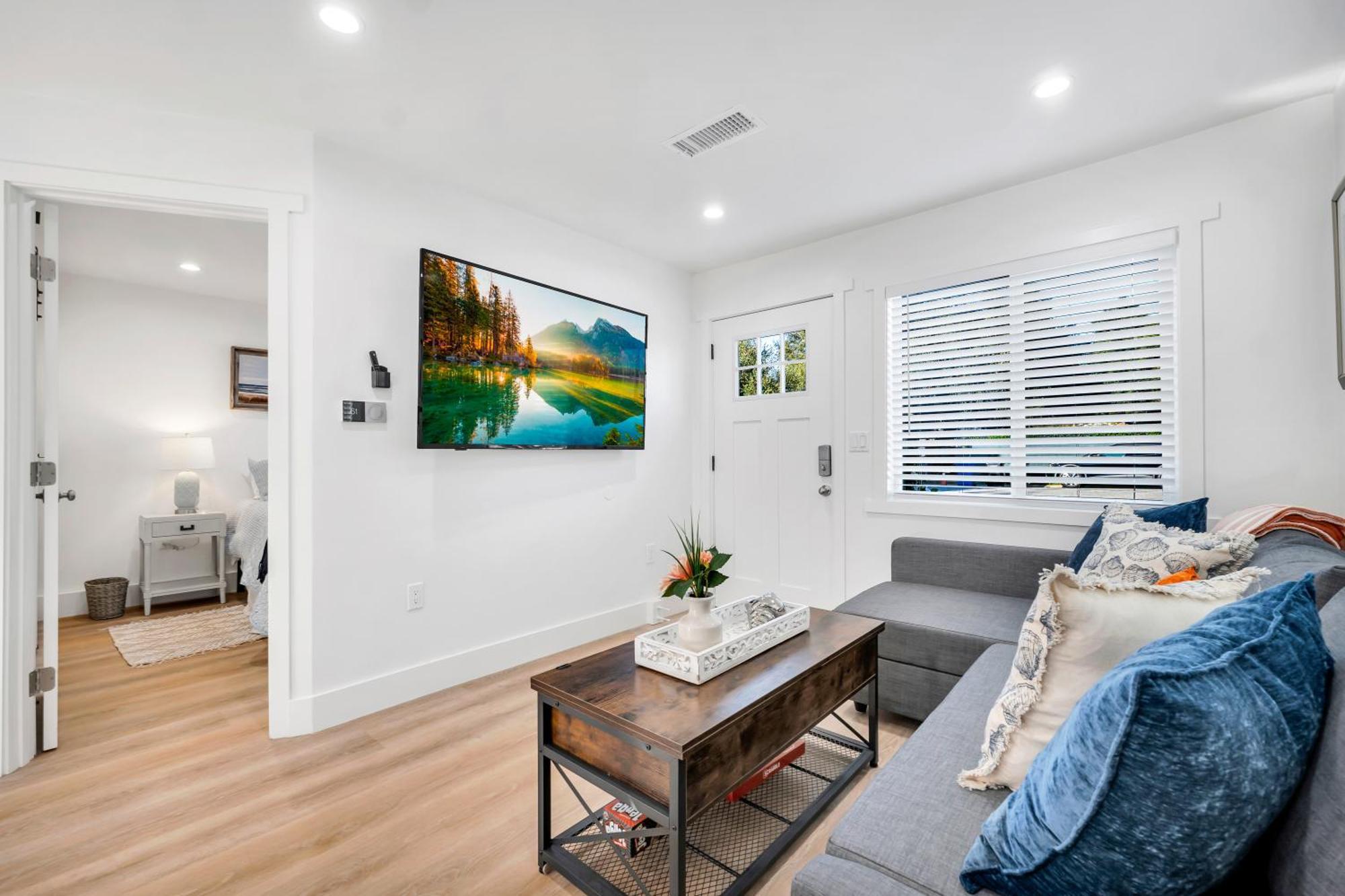 Cozy Cottage, Brand New, Fully Private, Walk To Everything