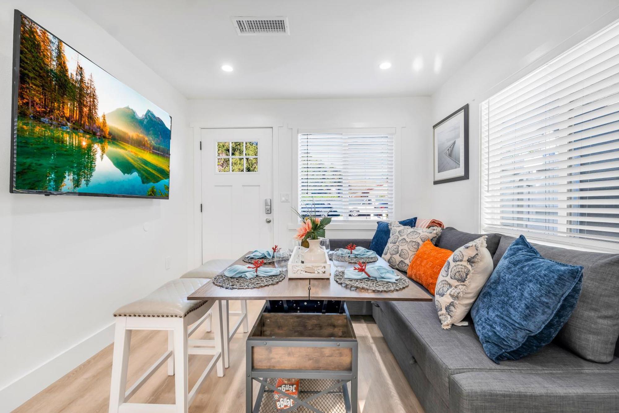 Cozy Cottage, Brand New, Fully Private, Walk To Everything *